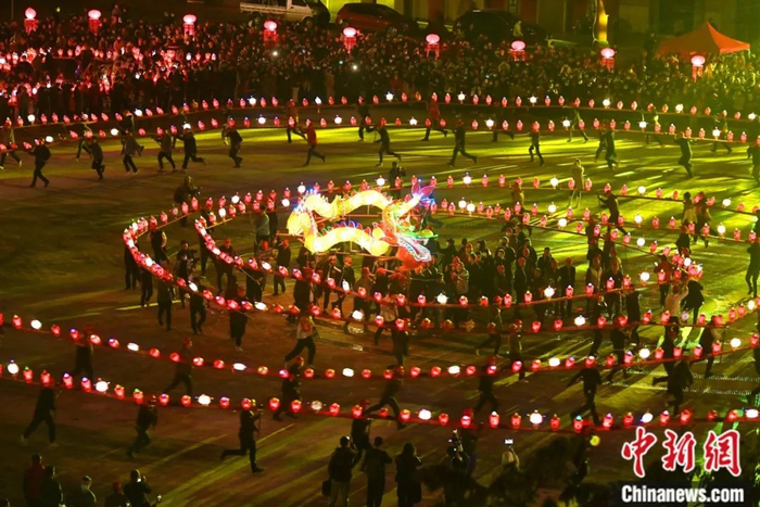 仙游元宵游灯。中新社记者 吕明 摄