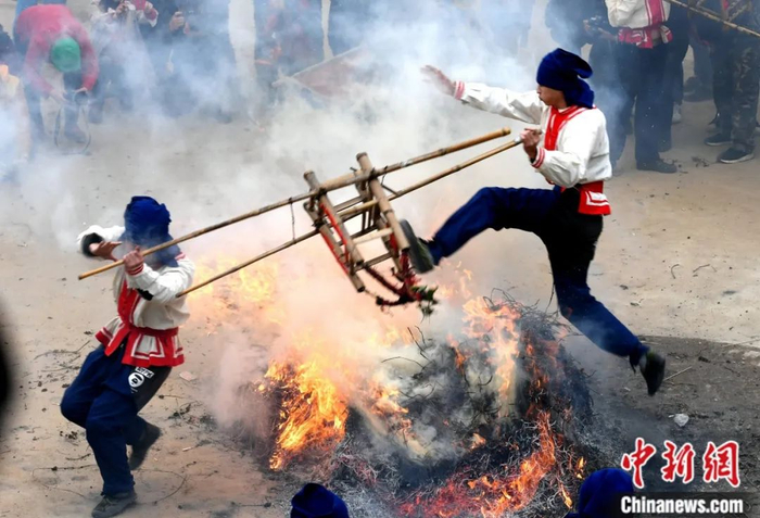 信众在莆禧古城“摆棕轿”跳火祈福。中新社记者 王东明 摄