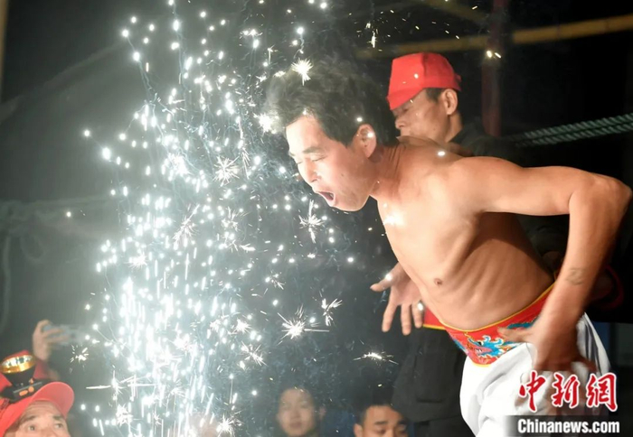 “冲花”。中新社记者 吕明 摄