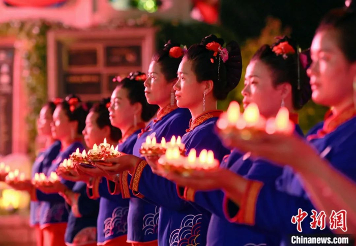 湄洲女新春祈福。中新社记者 王东明 摄