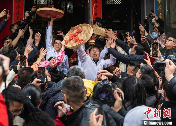 抢豆丸，争福气。朱一霞 摄