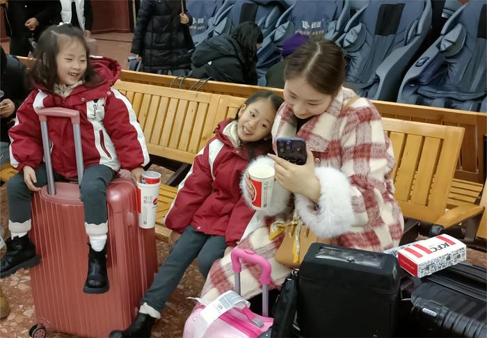 1月21日，母女三人在西藏拉萨站候车
