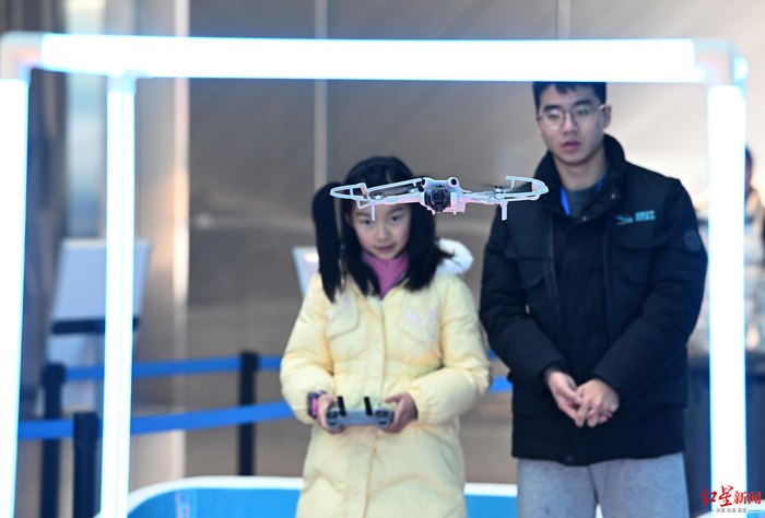 ▲小朋友正在操作无人机穿越障碍