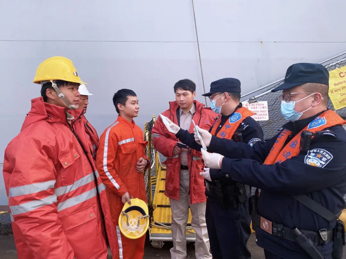 大连边检站制订“一船一策”查验方案，靠前服务办理边检手续。（李泓翰 摄）