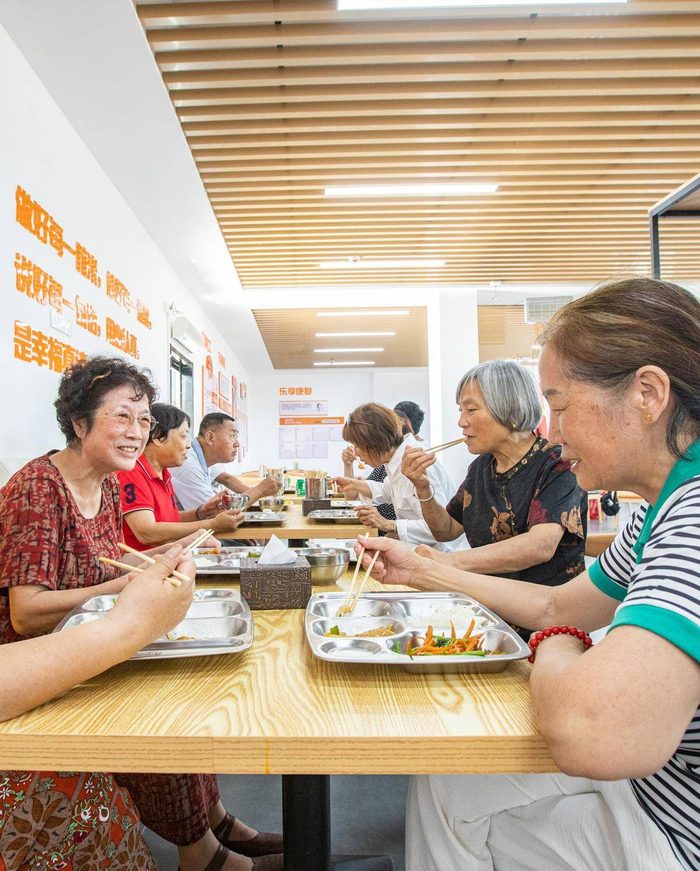 黄石市下陆区友谊社区幸福食堂，社区老人围坐一起用餐。（湖北日报全媒记者 薛婷 摄）