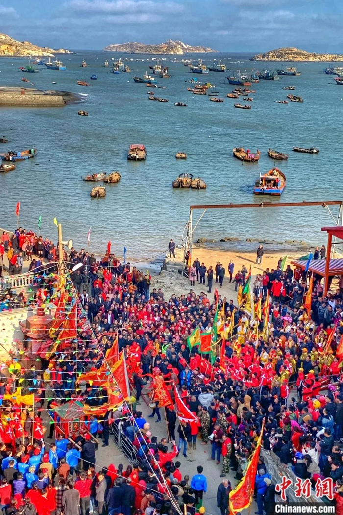 浮叶村举行“抬轿冲海”祈福仪式。中新社记者 王东明 摄