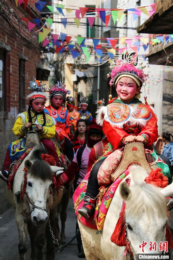 洋尾跑廿六，踏马迎春庆元宵。王震榕 摄