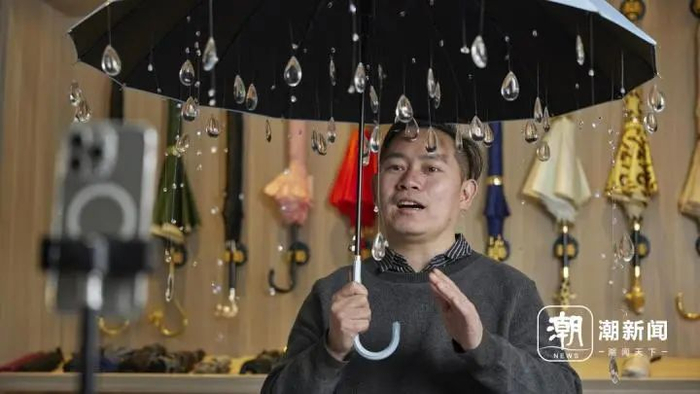 雷鹏琳在介绍伞。受访者供图。