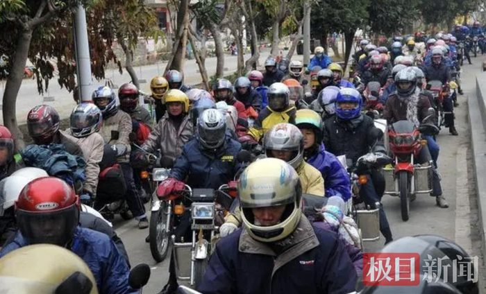 　　2011年1月26日，摩托车大军在321国道返乡
