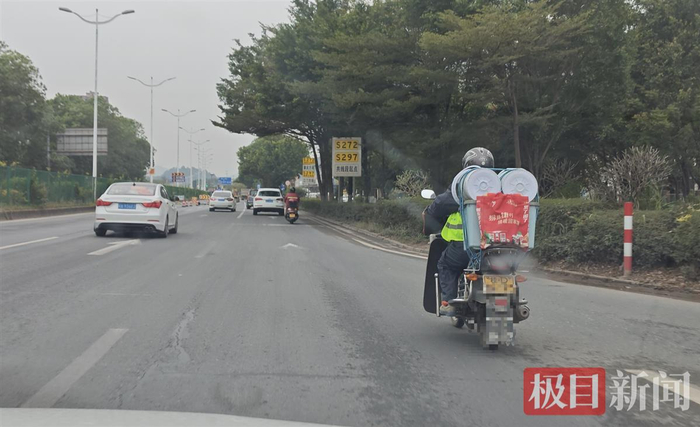 　　如今路上的返乡者