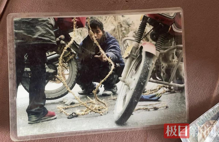 　　汪正年和老乡给车轮绑上草绳防滑（图源：受访者）