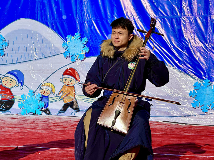 活动现场进行精彩的文艺演出