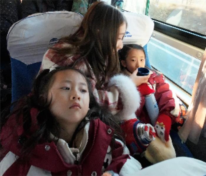 1月20日，警嫂在大巴上照顾两个女儿