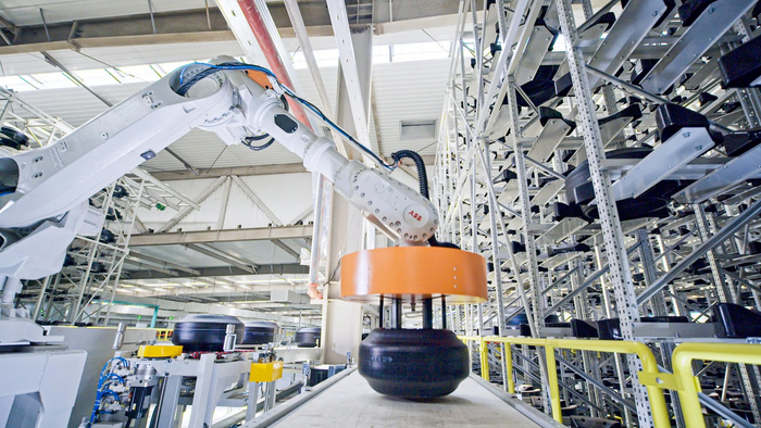 吉林玲珑轮胎有限公司车间内，无人机械手在工作。