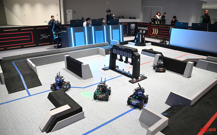 ▲小朋友操作电脑控制机甲战车进行对战