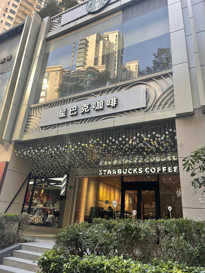 1月25日下午，上海普陀区中潭路，这家星巴克咖啡馆成为了围棋迷们的“据点”。  本文图均为 澎湃新闻记者 邓玲玮 图