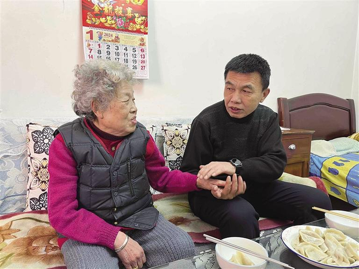 　　冯军出车前跟母亲吃一顿饺