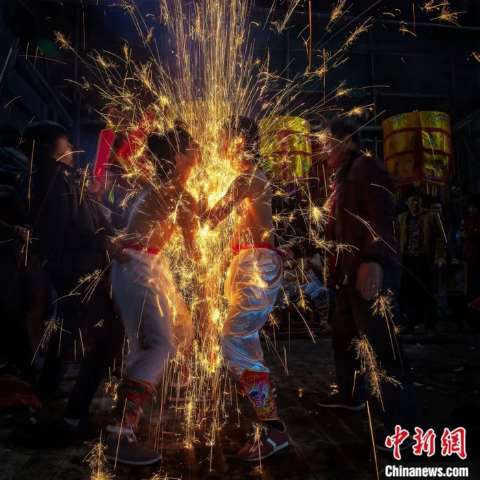 元宵冲花。郭劲瑜 摄