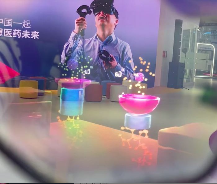 图|第六届进博会期间，诺华通过VR动画向观众展示放射配体疗法。