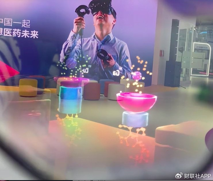 图|第六届进博会期间，诺华通过VR动画向观众展示放射配体疗法。