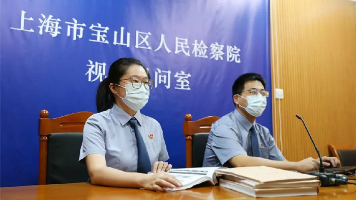 2021年10月，办案检察官审讯犯罪嫌疑人。