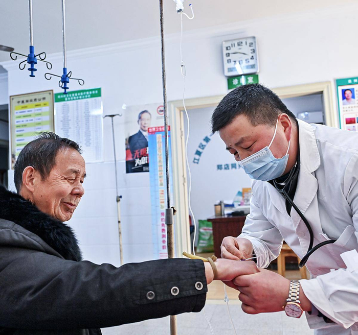 1月27日，武汉江夏区郑店街同兴村卫生室里，大学生村医李新林正在忙碌着。（湖北日报全媒记者 朱熙勇 摄）