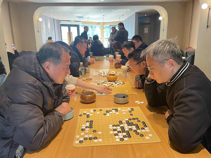 星巴克中间大桌都是下棋的人，不少人买一杯咖啡就在这里下棋。