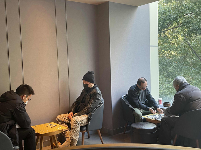 四周也有下棋者