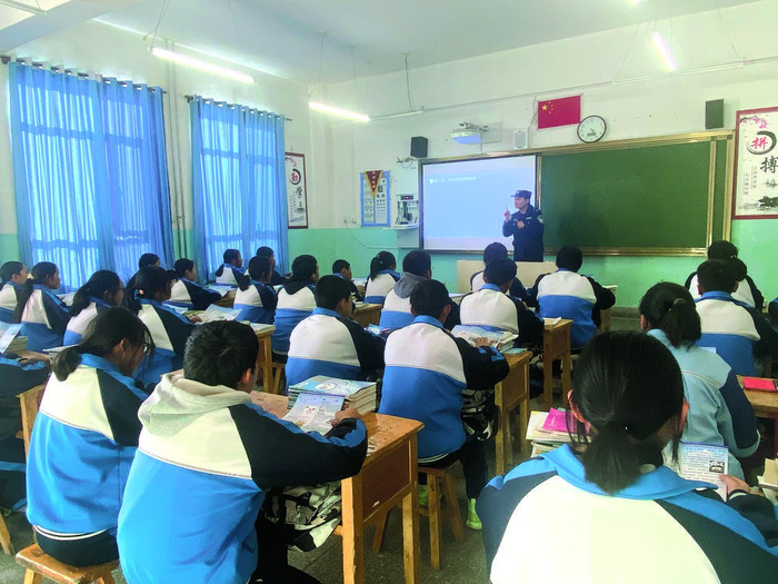 法治宣传进校园。刘军 摄