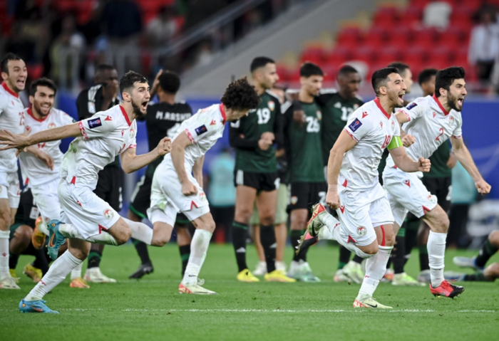 塔吉克斯坦队庆祝晋级八强。 新华社发