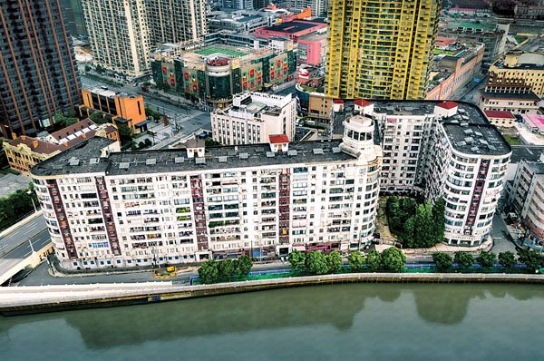 图说：如今，从空中俯瞰，河滨大楼呈“S”形