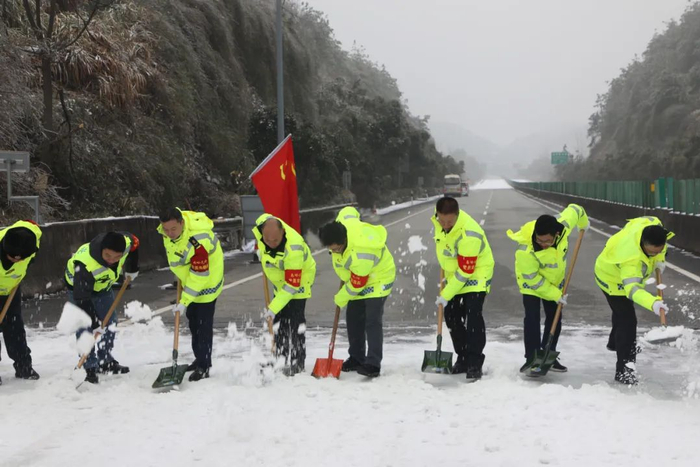 解封前，进行人工铲除吹雪车过后的部分残余薄冰。