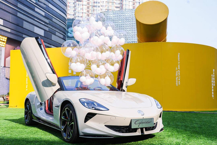 全球首款敞篷电跑MG Cyberster传奇四驱红篷版