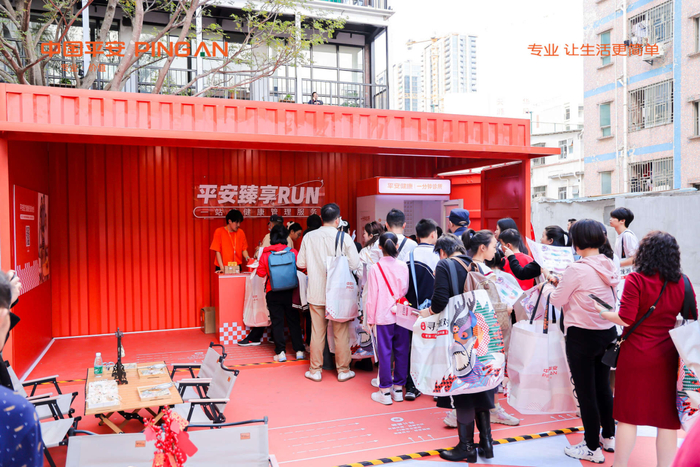 打卡之余，平安更围绕平安龙元素，精心准备了一系列限定周边，为市民朋友们送上更多新年好礼。