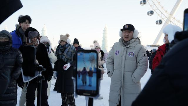 左右哥在冰雪大世界直播。 张玮 摄