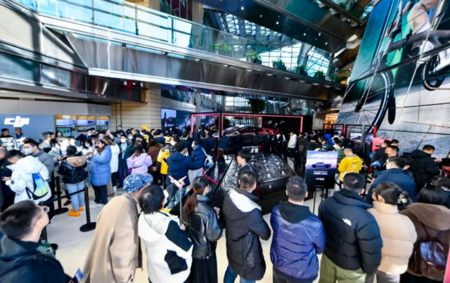 ▲&nbsp;北京华贸天地Cybertruck展台。图 / 特斯拉官方微博