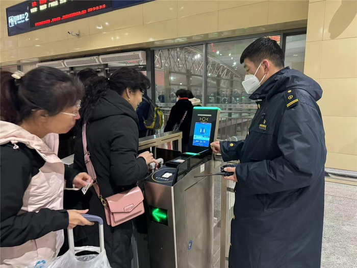 乘客有序排队核验身份进站。