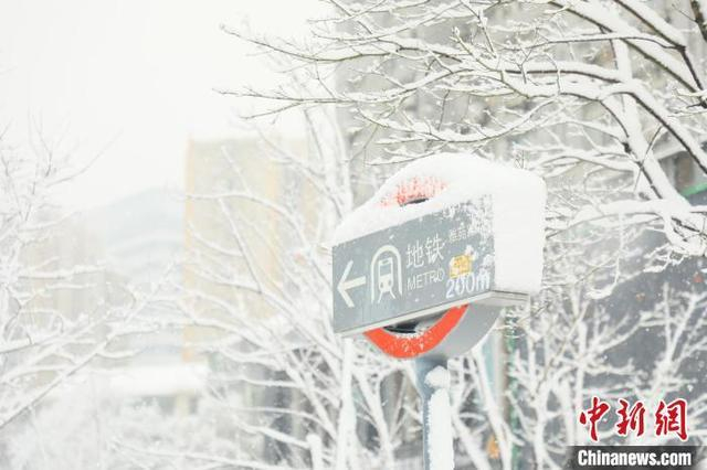 资料图片：22日清晨的江西省会南昌市，被大雪覆盖的地铁站。刘思伟 摄
