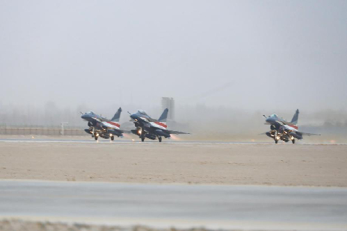 2024年1月29日，空军八一飞行表演队从西部某机场起飞。龙浪 摄