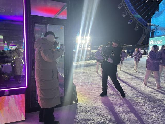 正准备上台主持的左右哥。 李楚悦 摄