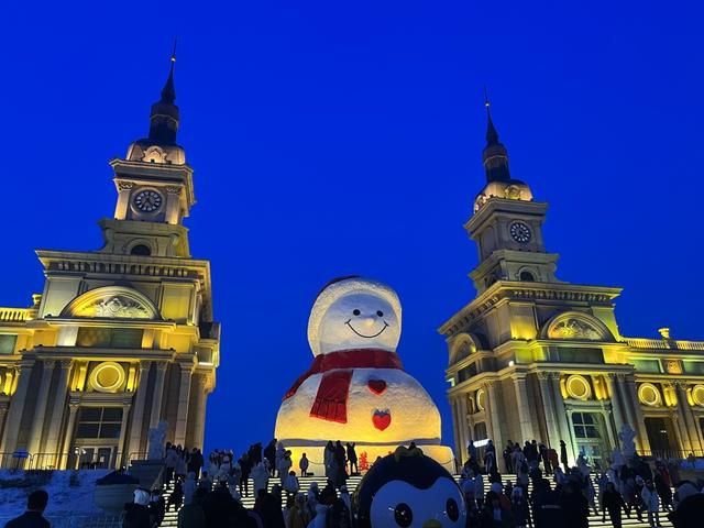 哈尔滨音乐广场上的地标“大雪人”。 李楚悦 摄