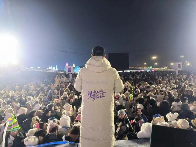 左右哥在梦想大舞台主持。（受访者供图）