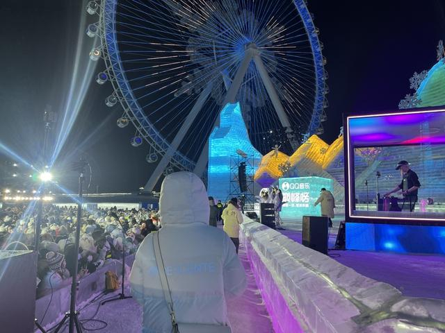 每天晚上，李晓漫都会守在舞台一侧。 李楚悦 摄