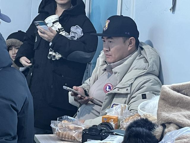 每天下午，左右哥和他的团队伙伴都会在大舞台旁的临时板房里排练。 李楚悦 摄