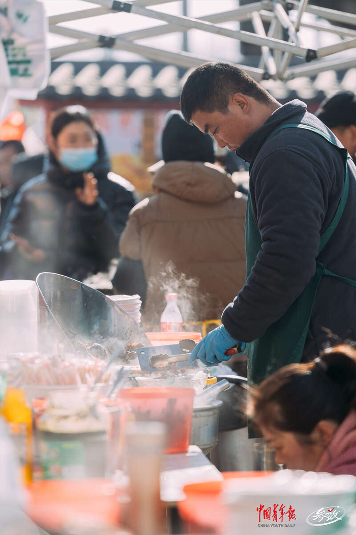 北京沙河大集的小吃摊上热气蒸腾，许多年轻人选择来大集吃饭。 中青在线记者 白杨/摄