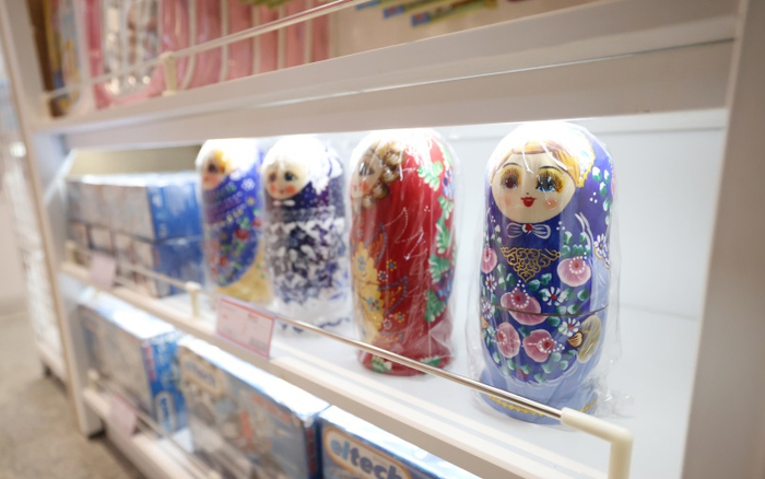一些共建“一带一路”国家和地区的特色产品也能买到，比如俄罗斯套娃。新京报记者 王贵彬 摄