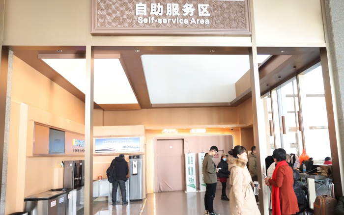 自助服务区增设手机充电设备，提供免费充电服务。新京报记者 王贵彬 摄
