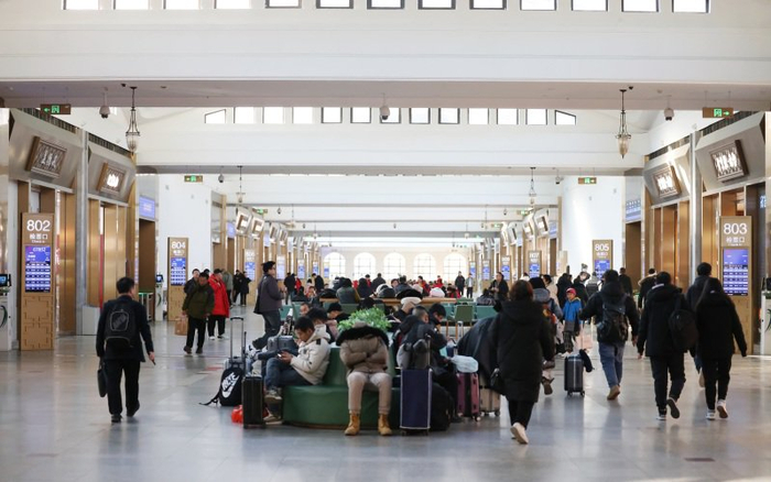 北京站第八候车室被打造为“车站商业街”，能满足旅客的购物、休闲需求。新京报记者 王贵彬 摄