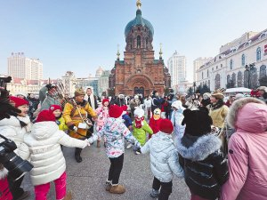 　　鄂伦春族游客与小朋友跳起欢快的舞蹈。本报记者 毕博摄