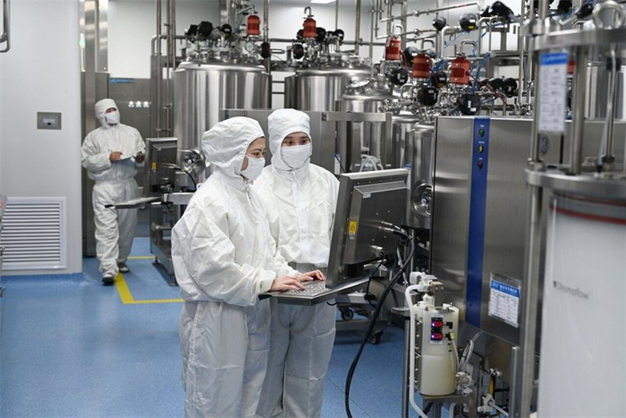 2023年5月10日拍摄的华北制药金坦生物技术股份有限公司工作人员在车间进行作业。（本报资料片）河北日报记者史晟全摄